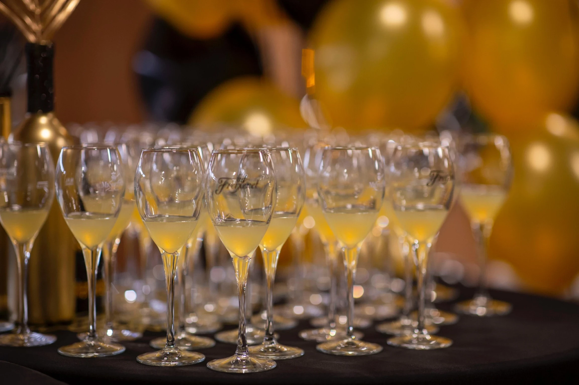 Pokaz barmański jako wyjątkowa atrakcja na weselu z mobilnym barem.