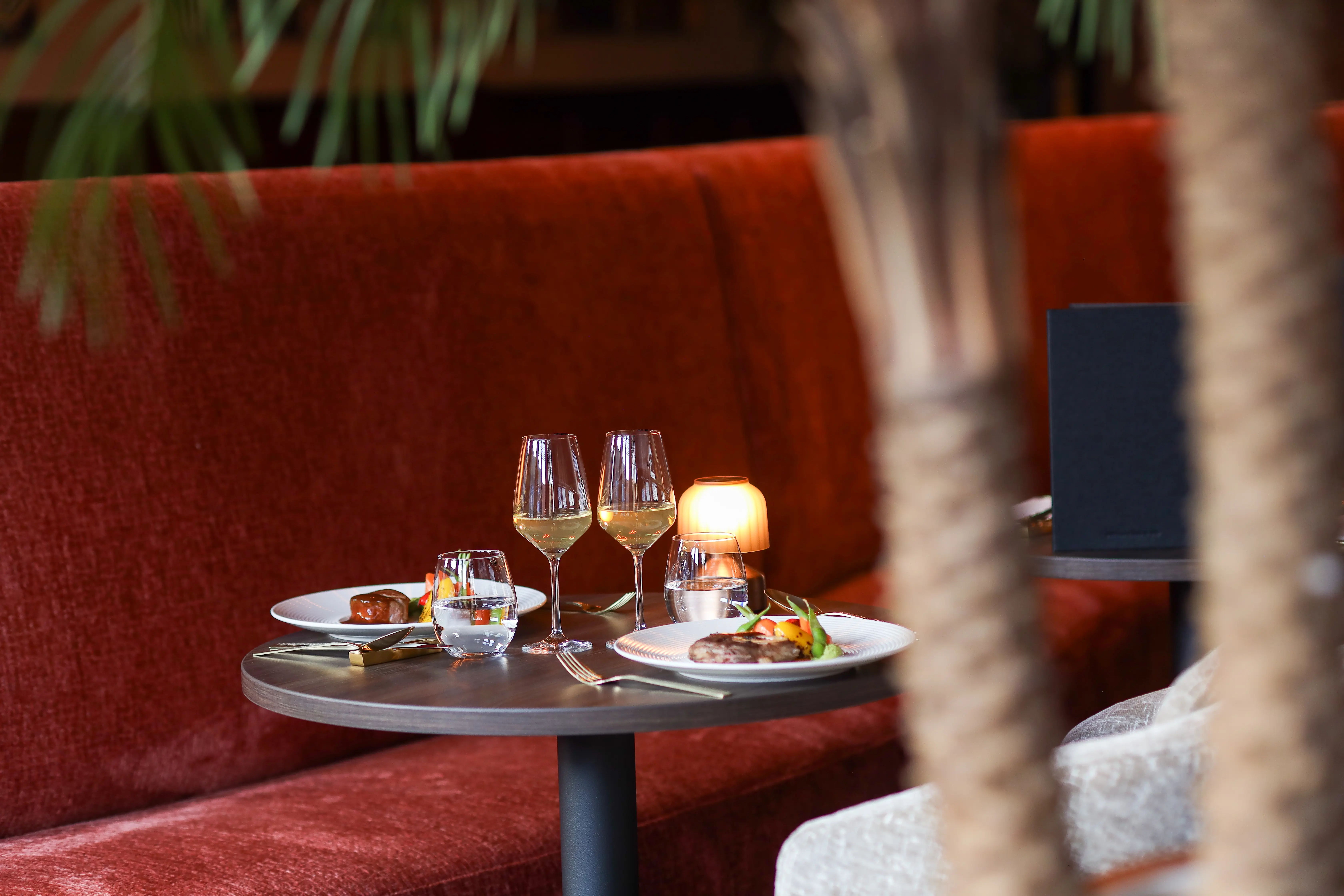 Tafel met twee gerechten en wijnglazen