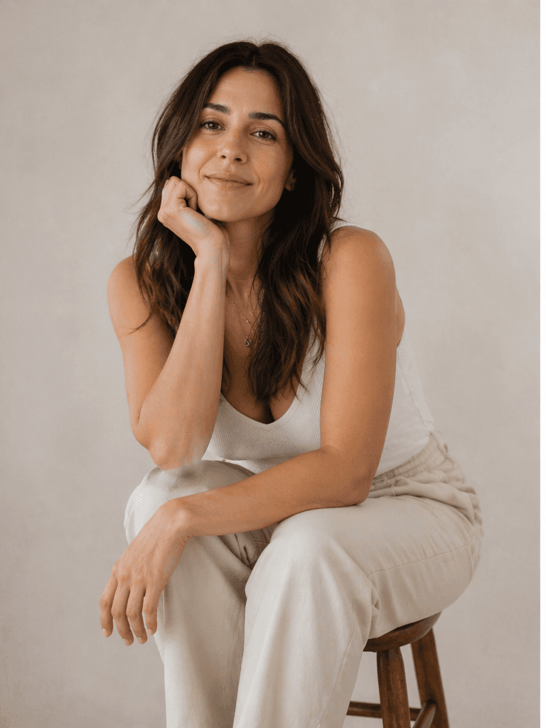 mujer en retrato sencillo en estudio fotográfico con luz natural y expresión tranquila