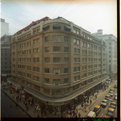 Edificio CORFO, esquina Estado/Moneda, Santiago.