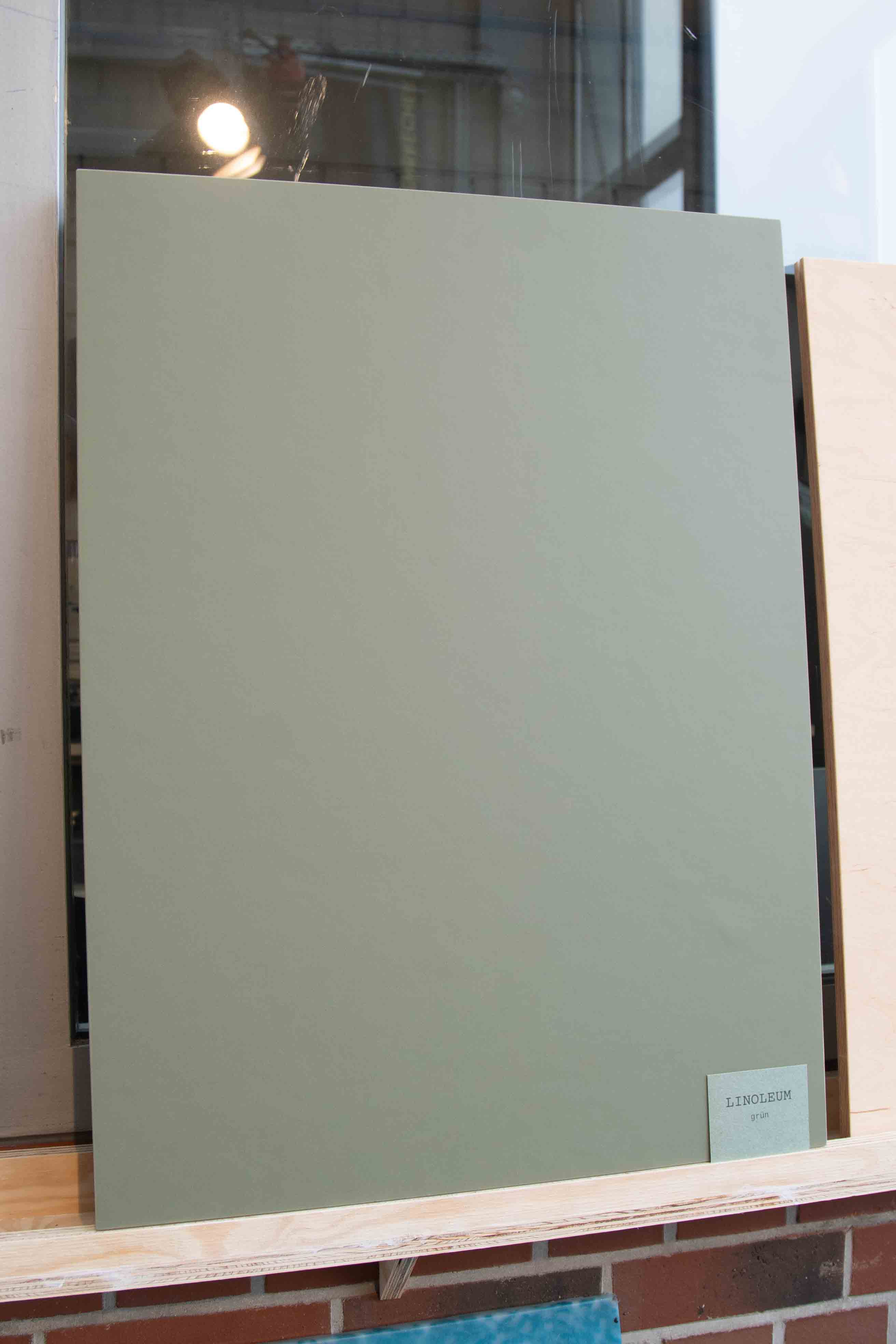 Detailaufnahme der Wellenstruktur der Akustiklampe aus Holz, zeigt Material und handgefertigte Verarbeitung