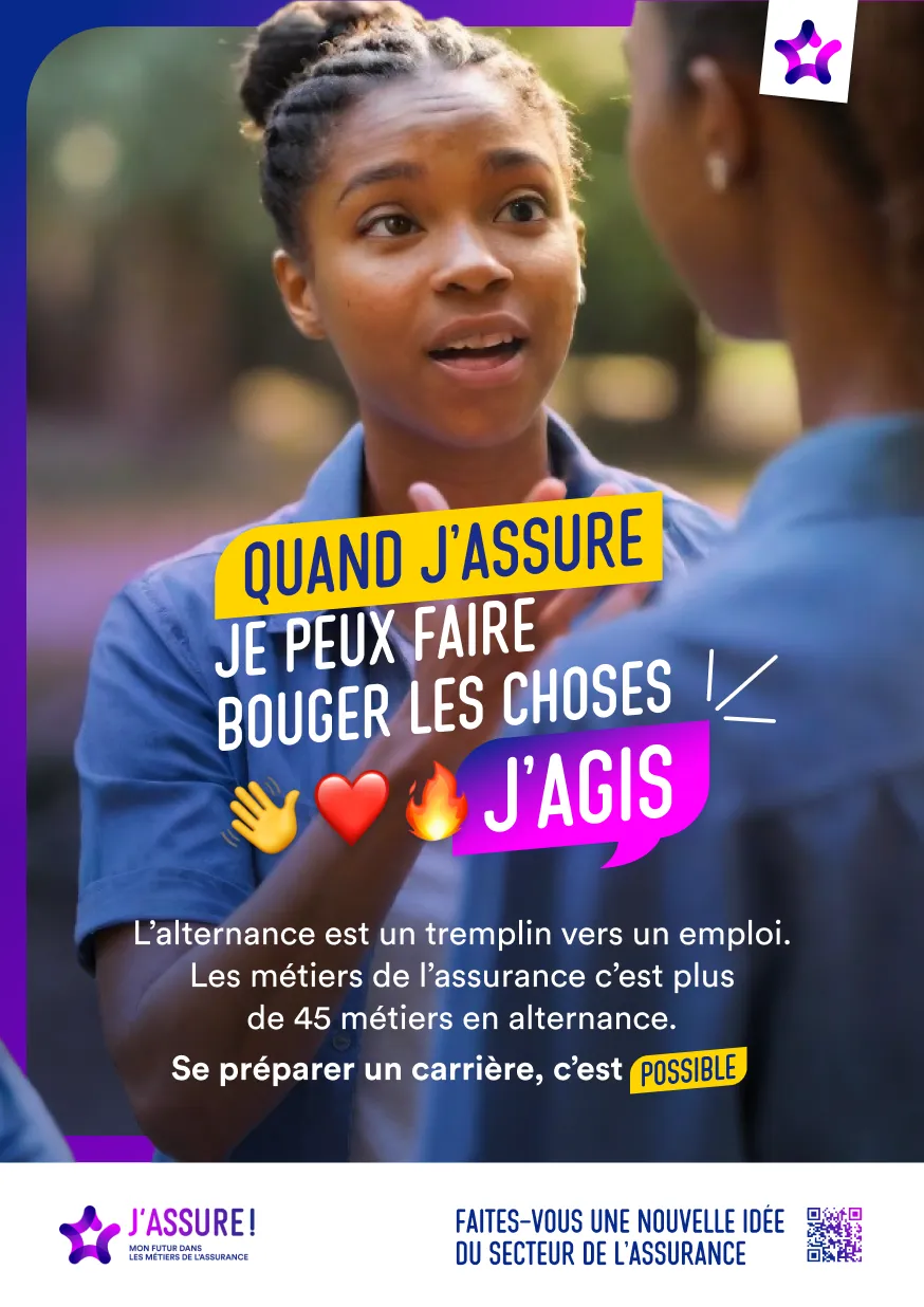 Affiche promotionnelle pour l'alternance dans l'assurance montrant une jeune femme qui discute avec une collègue. Le texte indique : Quand j'assure je peux faire bouger les choses, J'agis. L'alternance est un tremplin vers un emploi avec plus de 45 métiers disponibles. Logo J'assure ! mon futur dans les métiers de l'assurance.