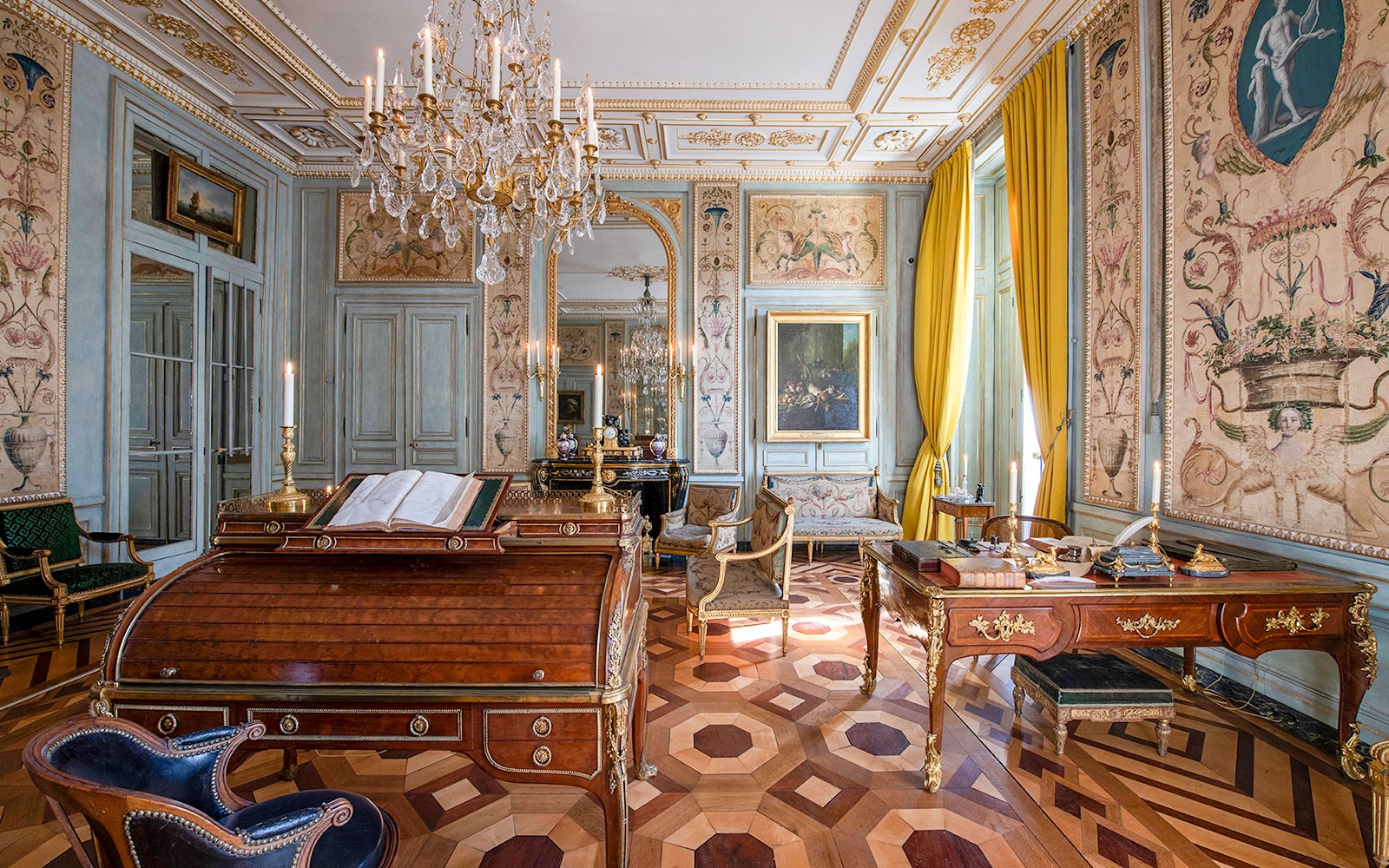 Quarto elegante no Hôtel de la Marine com móveis ornamentados e lustres, em Paris.
