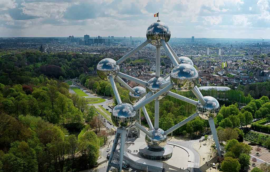 Ripresa dall'alto con focus su Atomium
