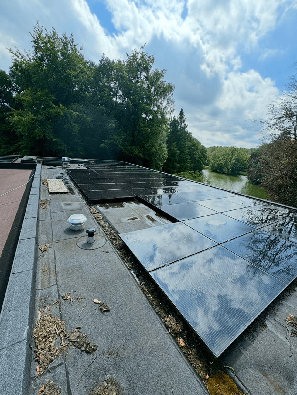 Zonnepanelen op plat dak met vervuiling, vuil en aanslag vóór reiniging