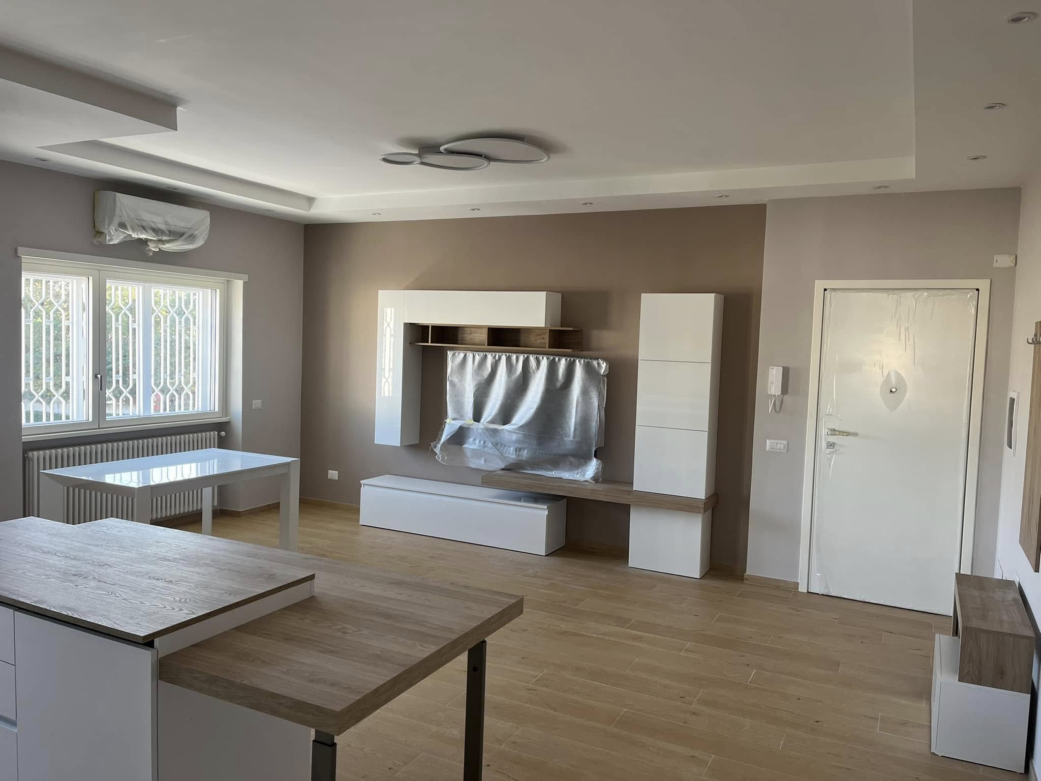 sala illuminata con faretti da controsoffitto curvilineo ristrutturata da kiko ristrutturazioni a guidonia