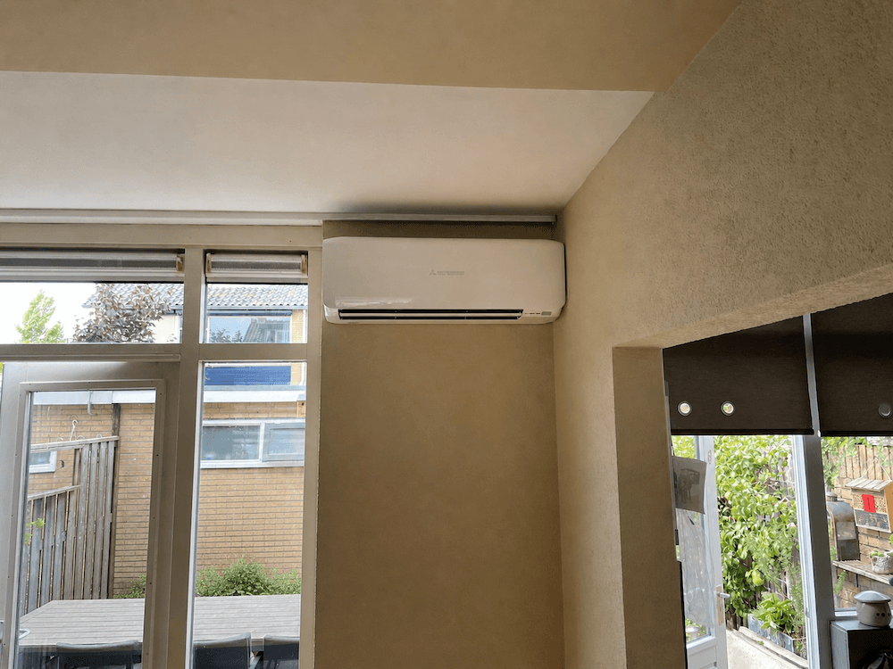 Mitsubishi Heavy Industries airco binnenunit gemonteerd aan de muur