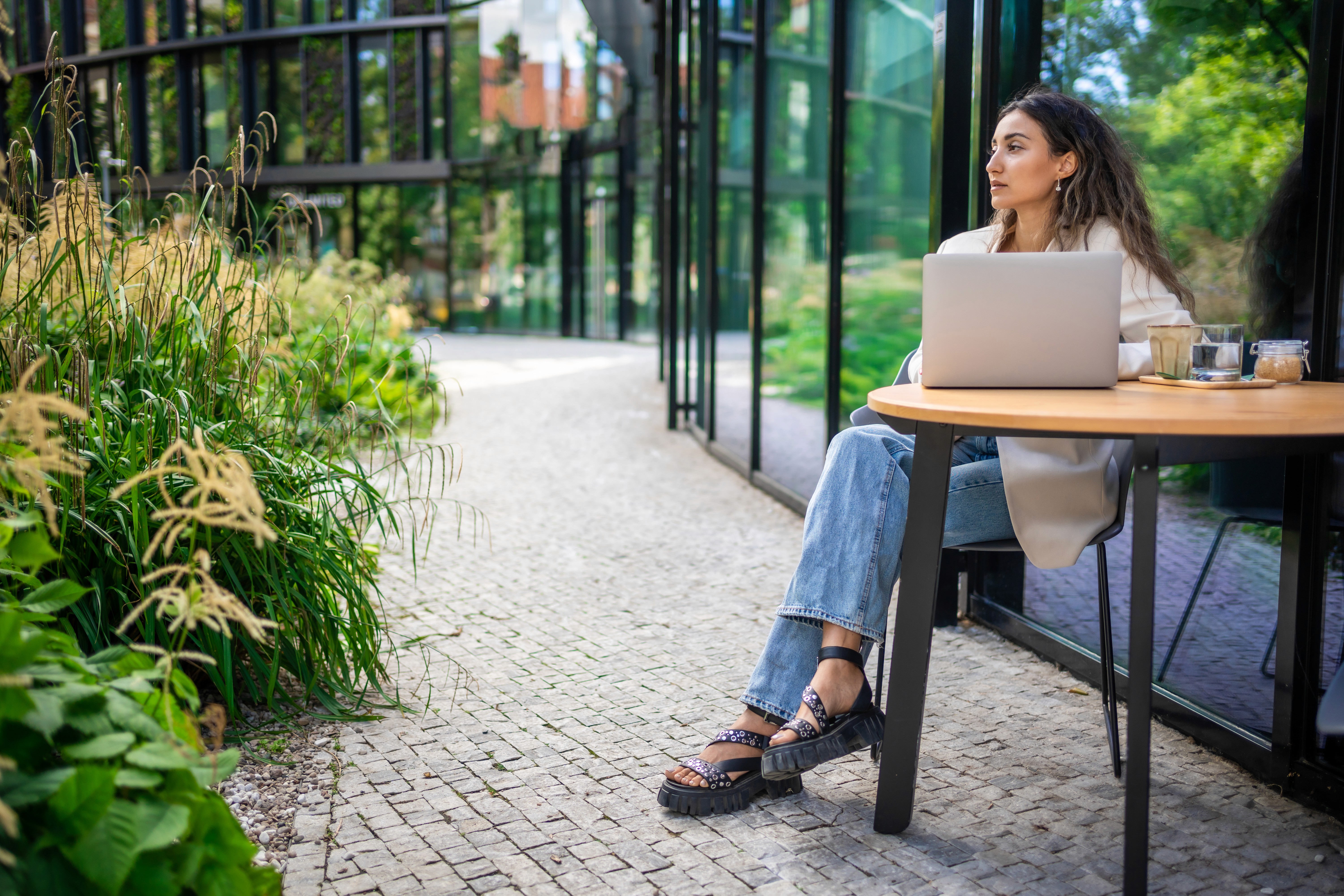 Femme qui cherche à se reconvertir sans diplômes