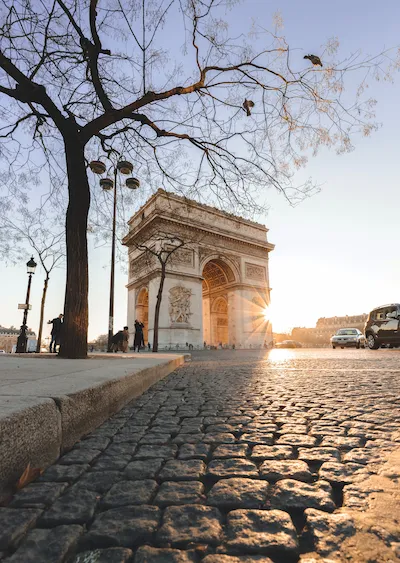 Arco do Triunfo em Paris ao pôr do sol