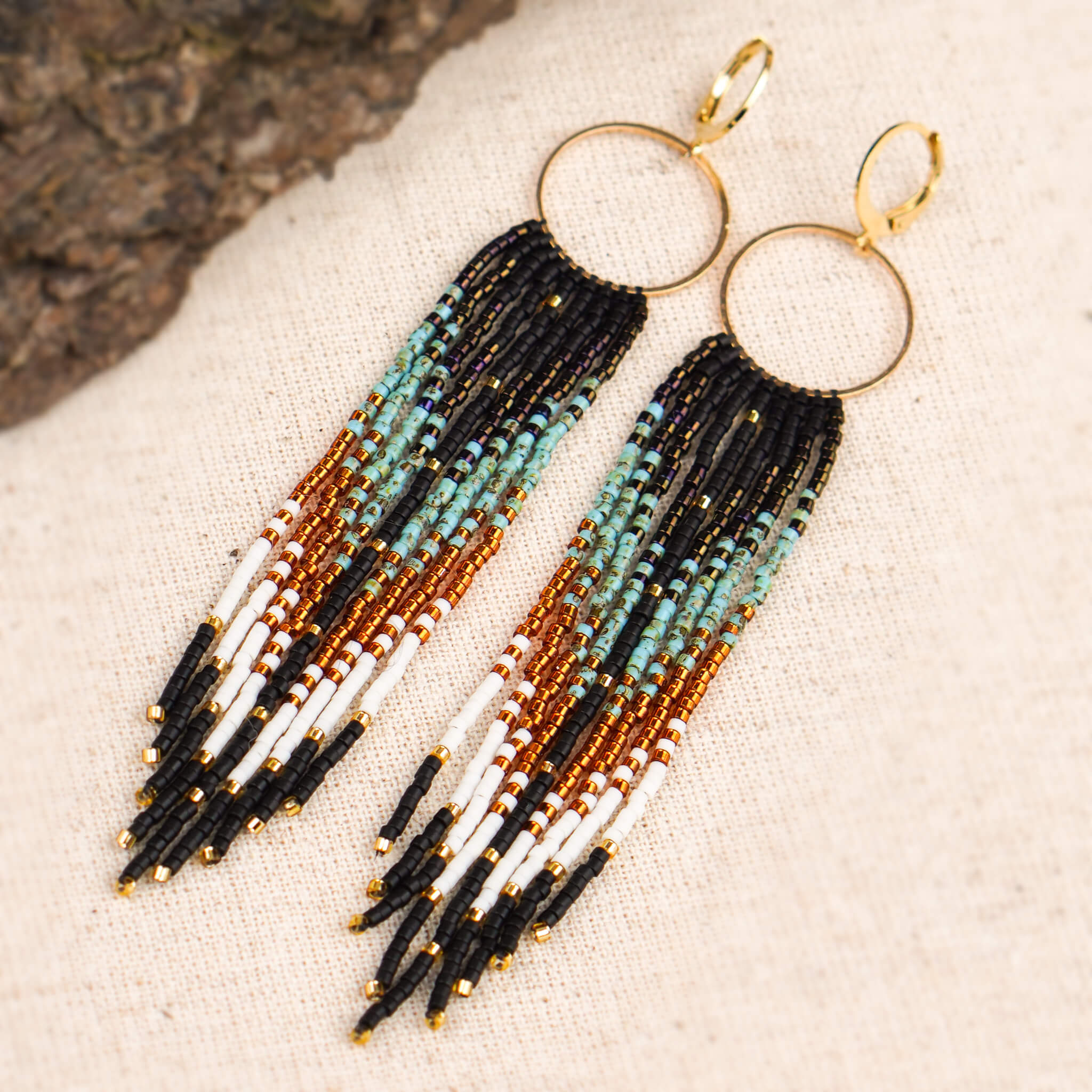 Długie turkusowe kolczyki boho z koralików Miyuki na złotym kole