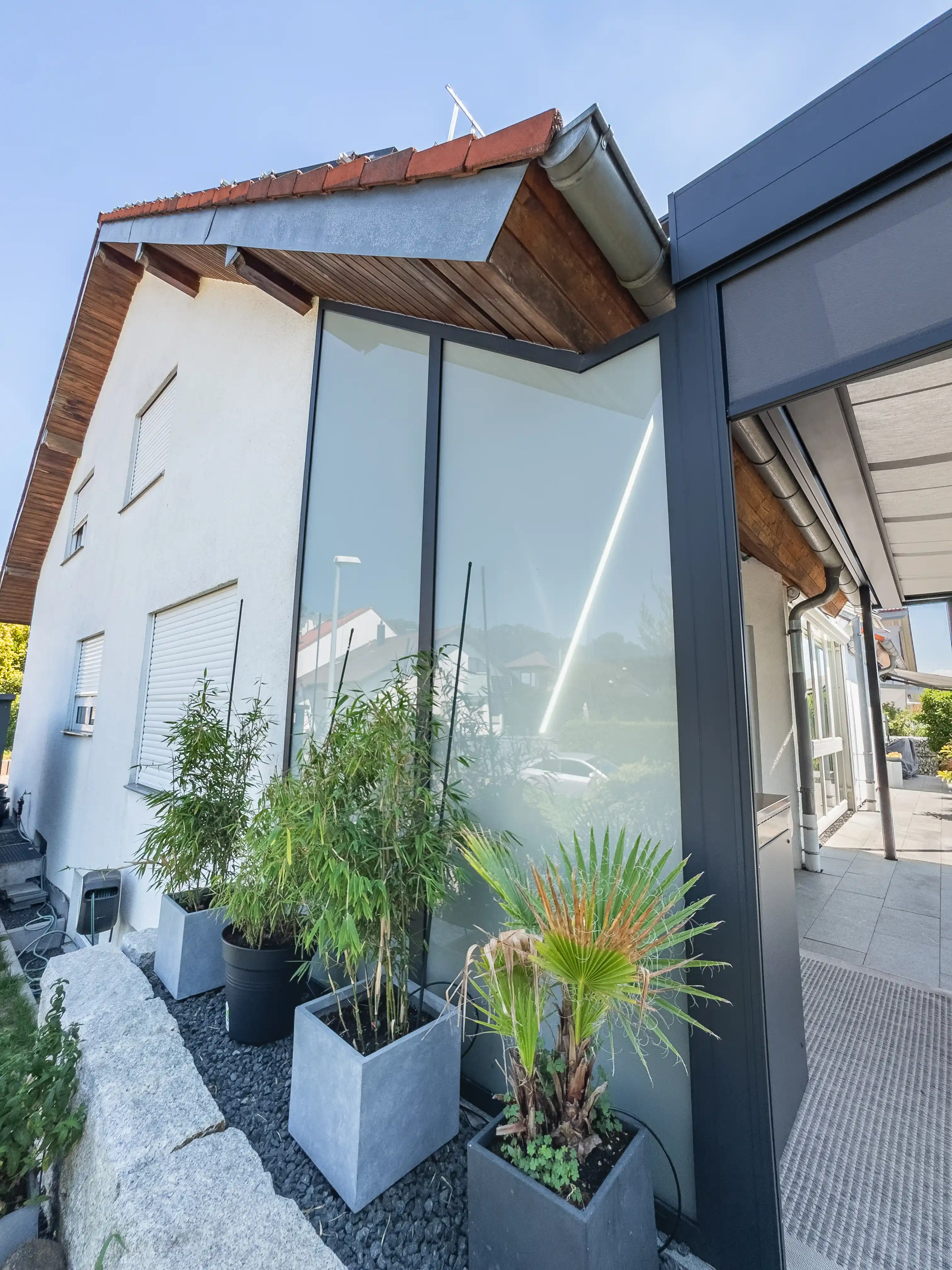 Perfekt integrierte Seitenwand aus Glas mit hellmatter Folie