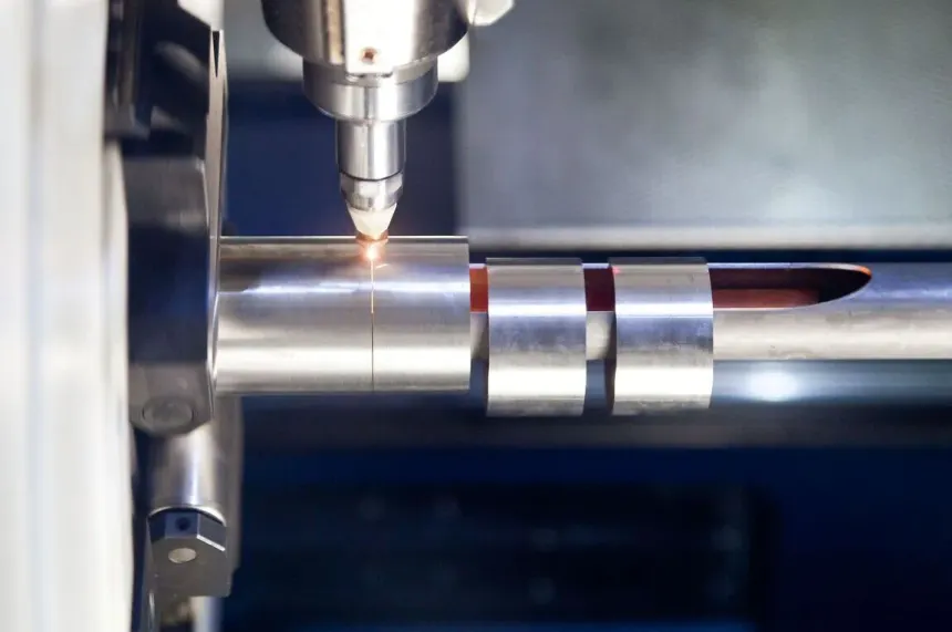 maquina de corte laser de tubo funcionando