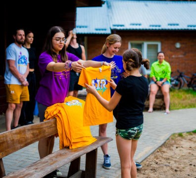 Zbliżenie na ręce fizjoterapełty masującego plecy kobiety