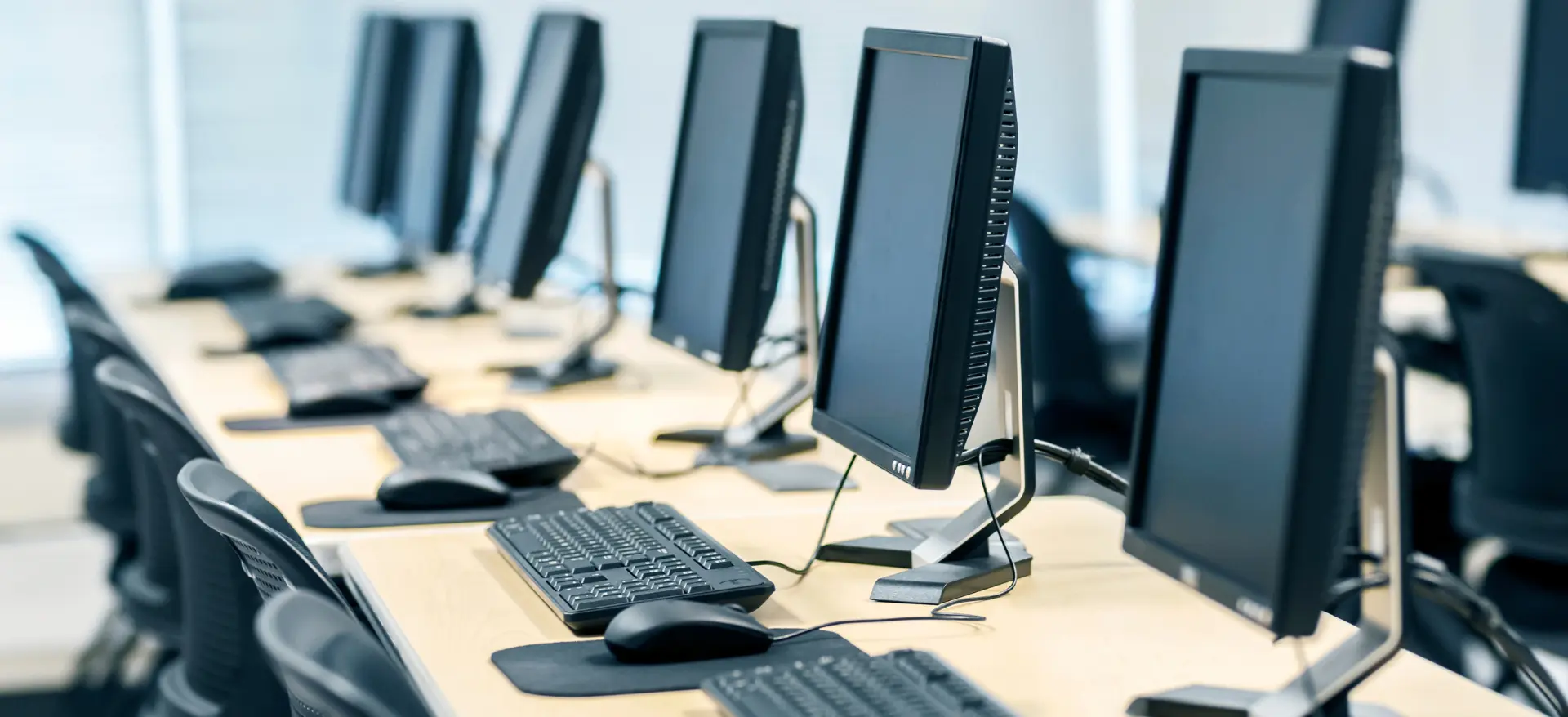 Bureau avec beaucoup d'ordinateurs