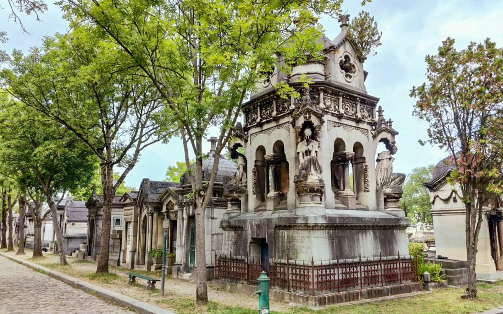 Cementerio Père-Lachaise en París, recorrido de audio por las tumbas de celebridades y monumentos históricos.