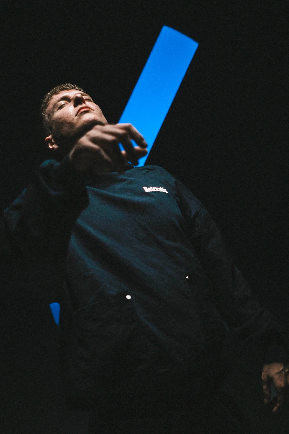Felix DJ mit blauem Lichtstrahl - Portraitfotografie Erfurt Mietstudio wytspace