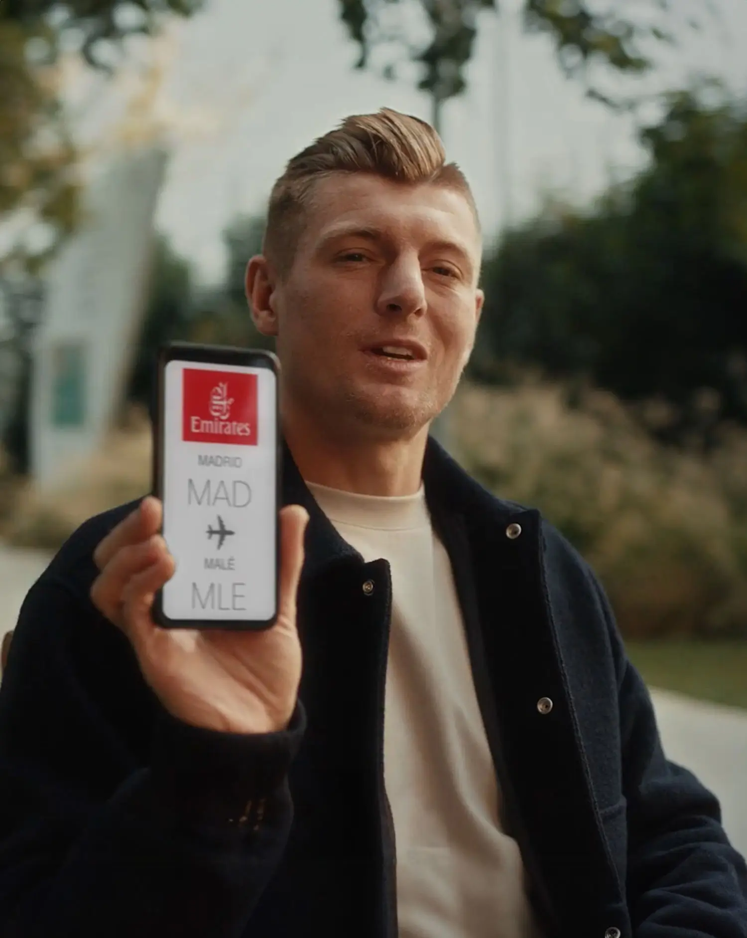 Portfolio Thankium: Kross sosteniendo un smartphone mostrando un billete de avión de Emirates de Madrid a Malé.