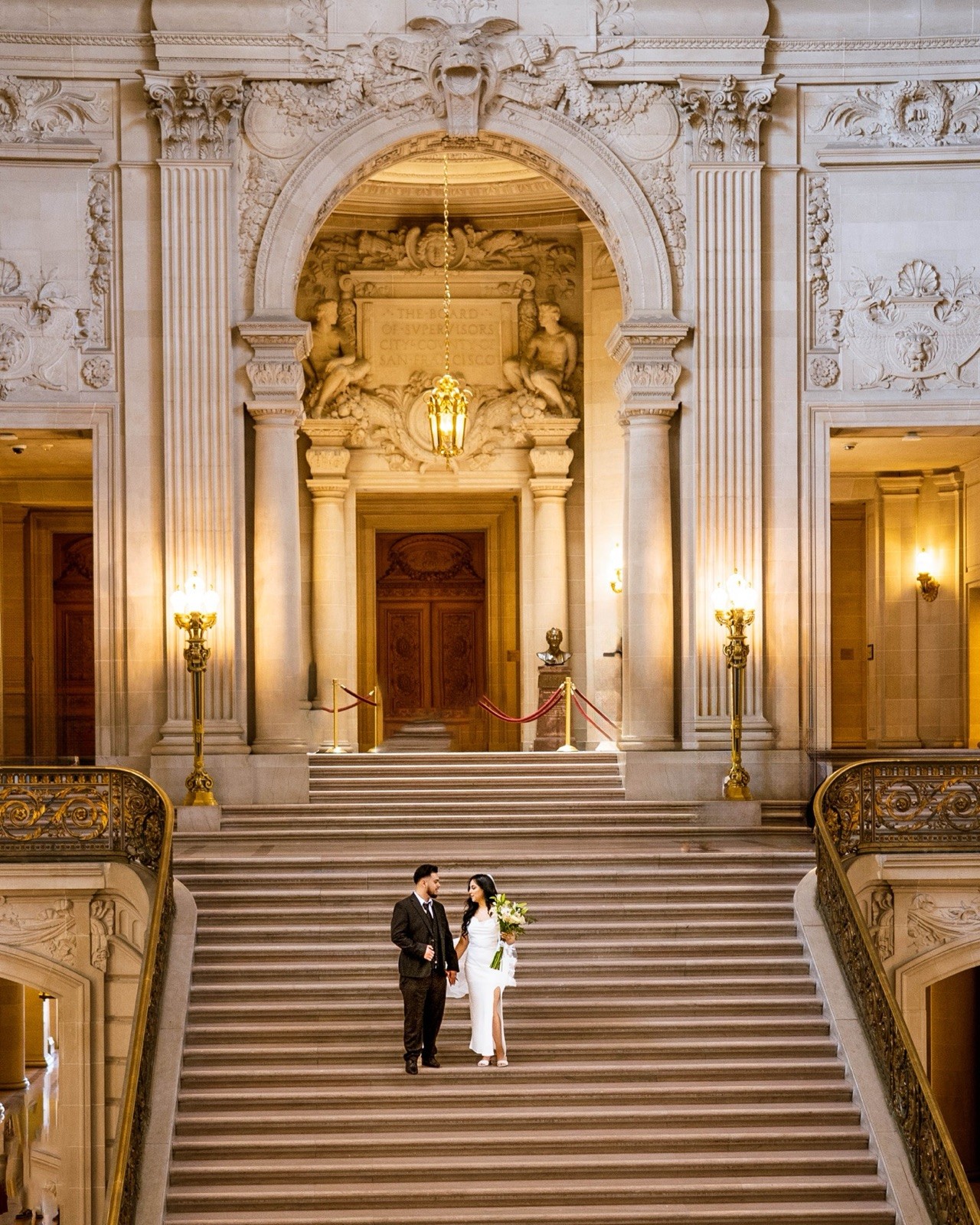 Recién casados en la escalinata del Ayuntamiento de San Francisco