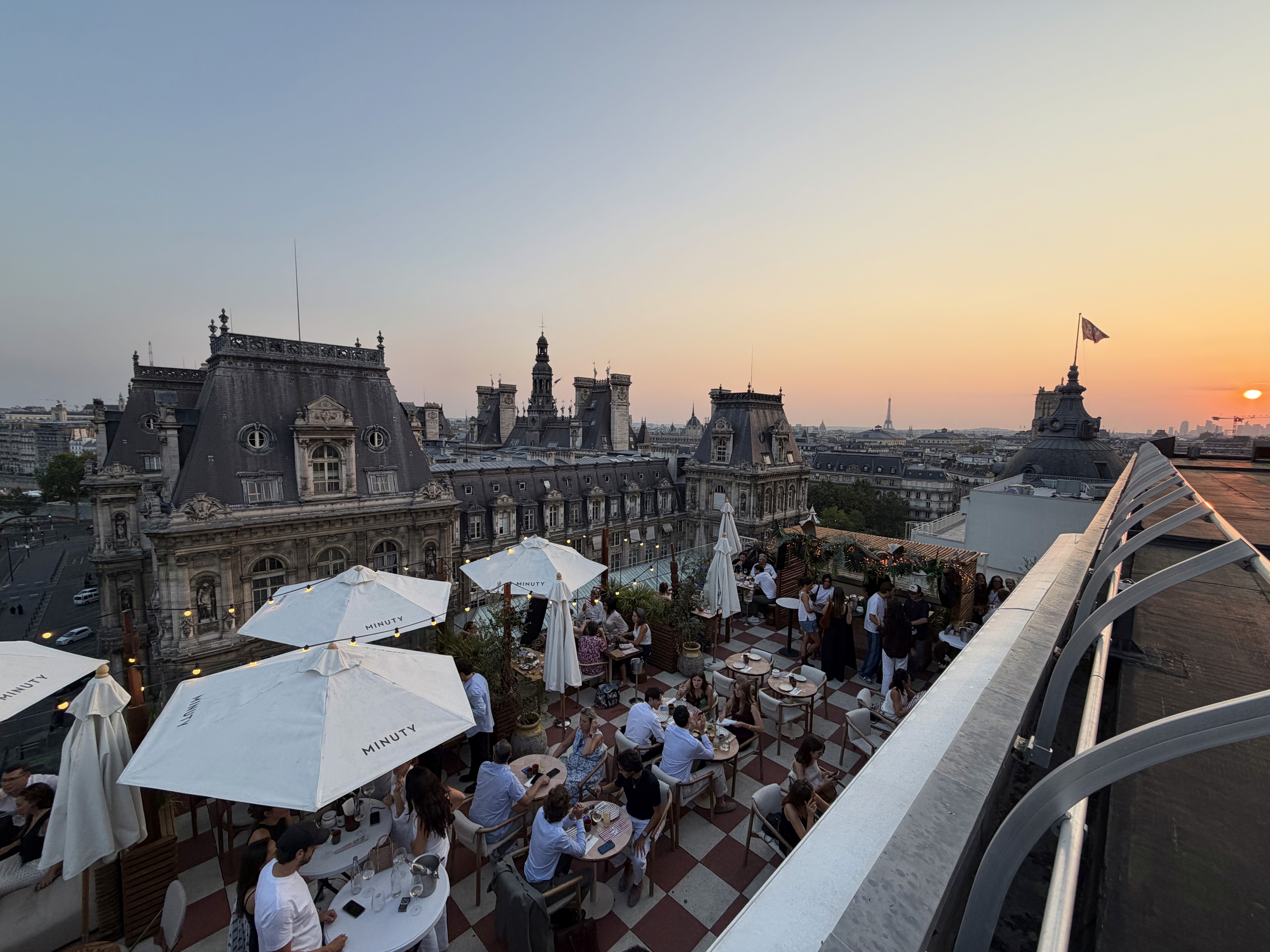 rooftop vue sur paris avec coucher de soleil terraza mikuna hotel de ville