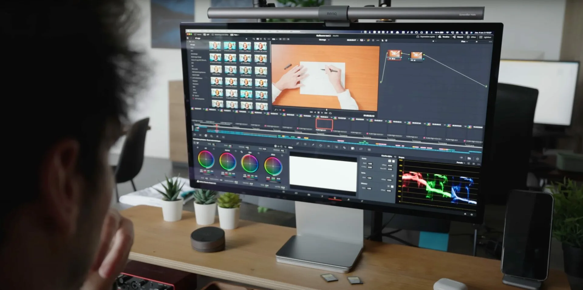 Homme travaille sur davinci resolve