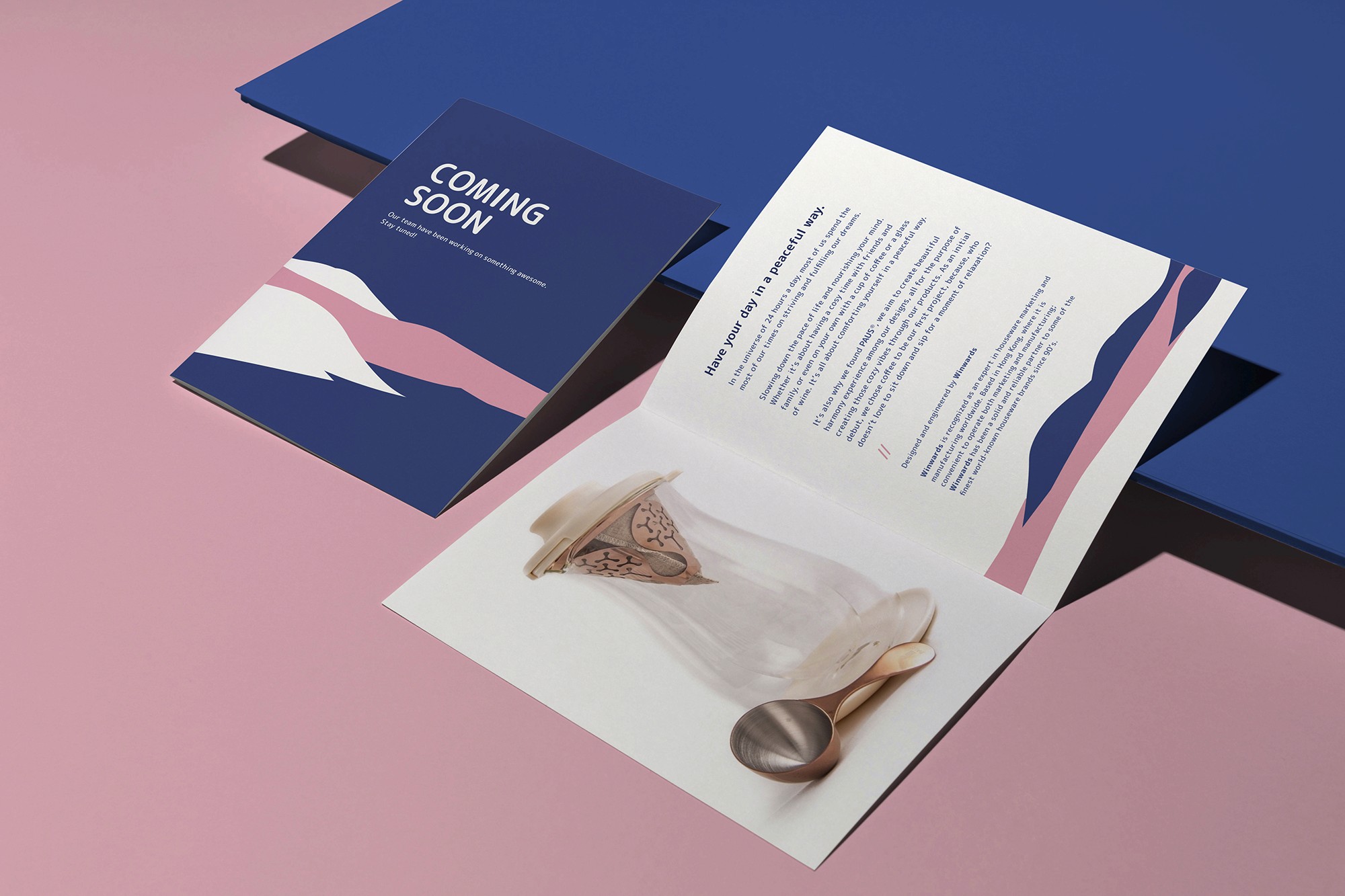 這張圖像展示了PAUS的宣傳手冊設計,封面有簡約的PAUS識別和抽象的藍色和粉紅色風景圖案,內頁展示了一個精美的手沖咖啡用的玻璃濾杯和產品文字說明。