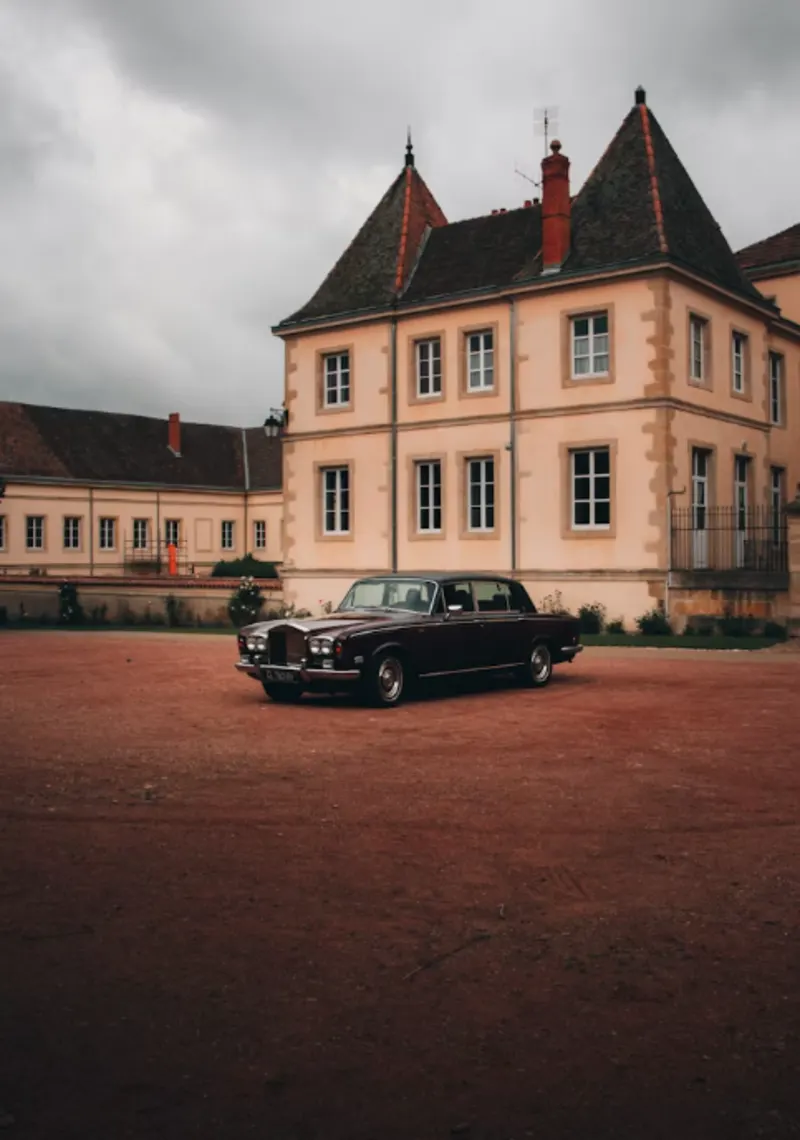 Rolls-Royce Phantom vor Anwesen – Luxusfahrzeug Versicherung All-Risk Kasko | Lions Group