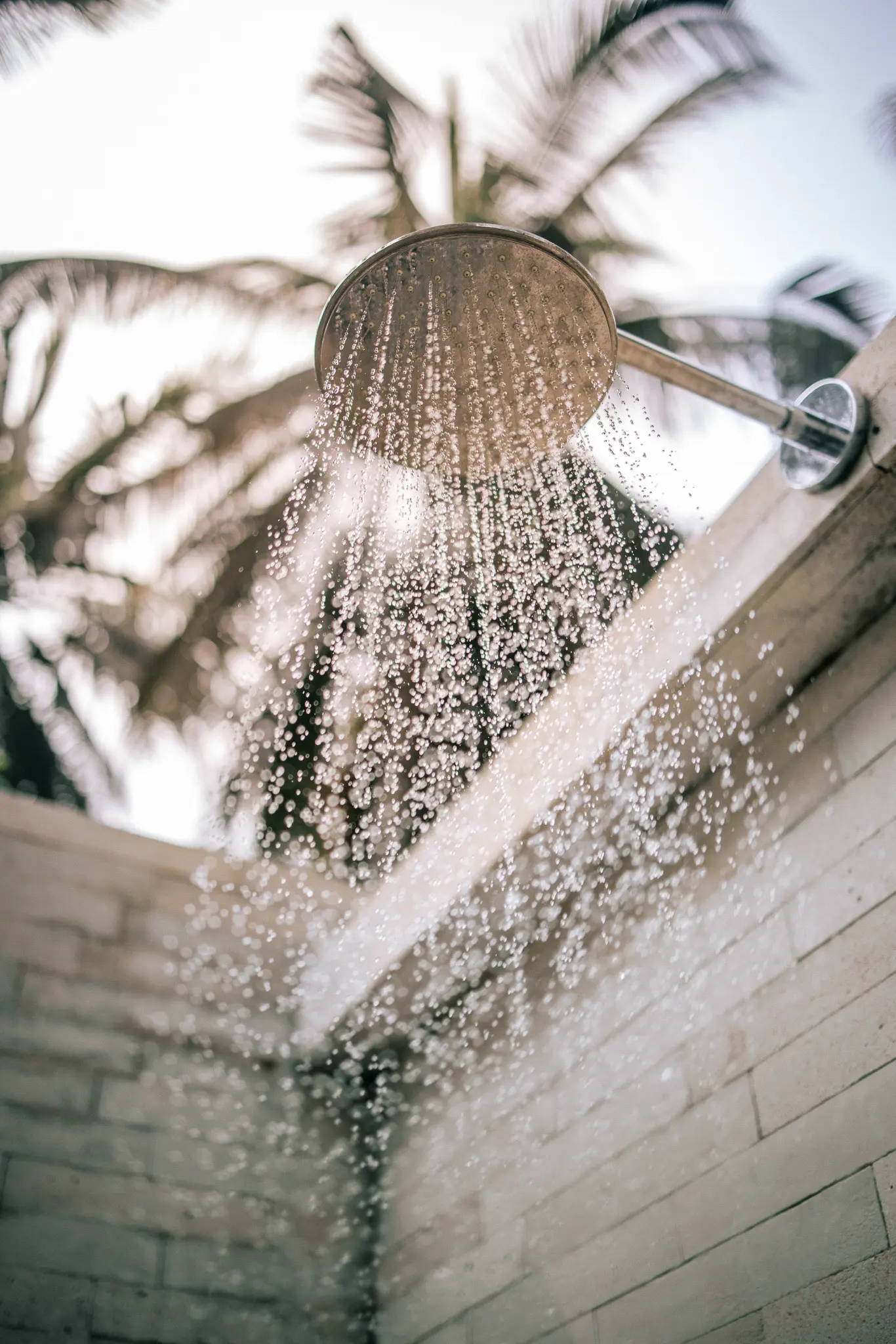 Outdoor-Regendusche unter Palmen – Tropisches Badeerlebnis im Kelapa Retreat & Spa Resort, Bali