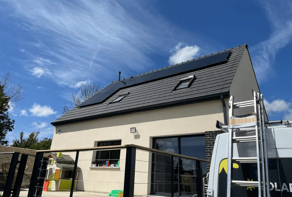 Photo d'une maison à Troussencourt dans l’Oise équipée de panneaux photovoltaïques et d'une batterie physique dont l'installation a été faite par Solarock.