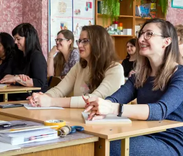 pais em reunião escolar