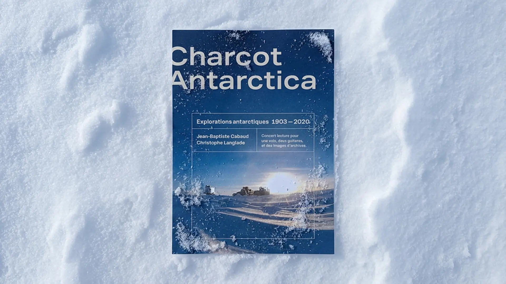 Affiche du spectacle "Charcot Antarctica" par Jean-Baptiste Cabaud et Christophe Langlade posée sur de la neige fraîche.