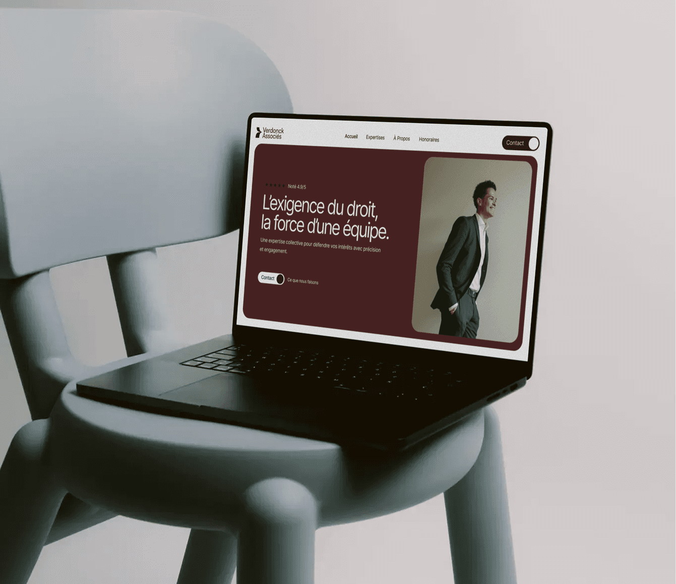 ordinateur sur une chaise bleue avec le site Verdonck Associés