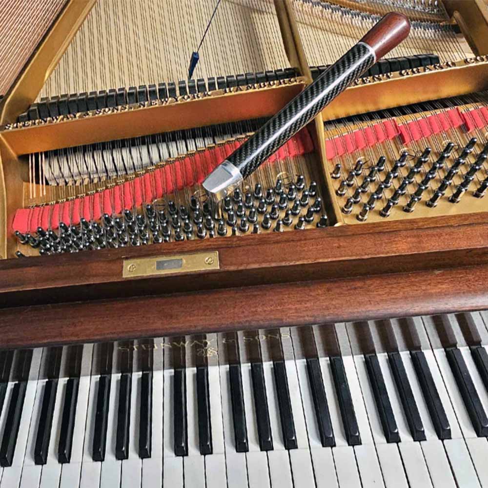 Klavier Flügel, Stimmhebel mit Stimmgummi, ein Klavier am stimmen, professionele klavierarbeit