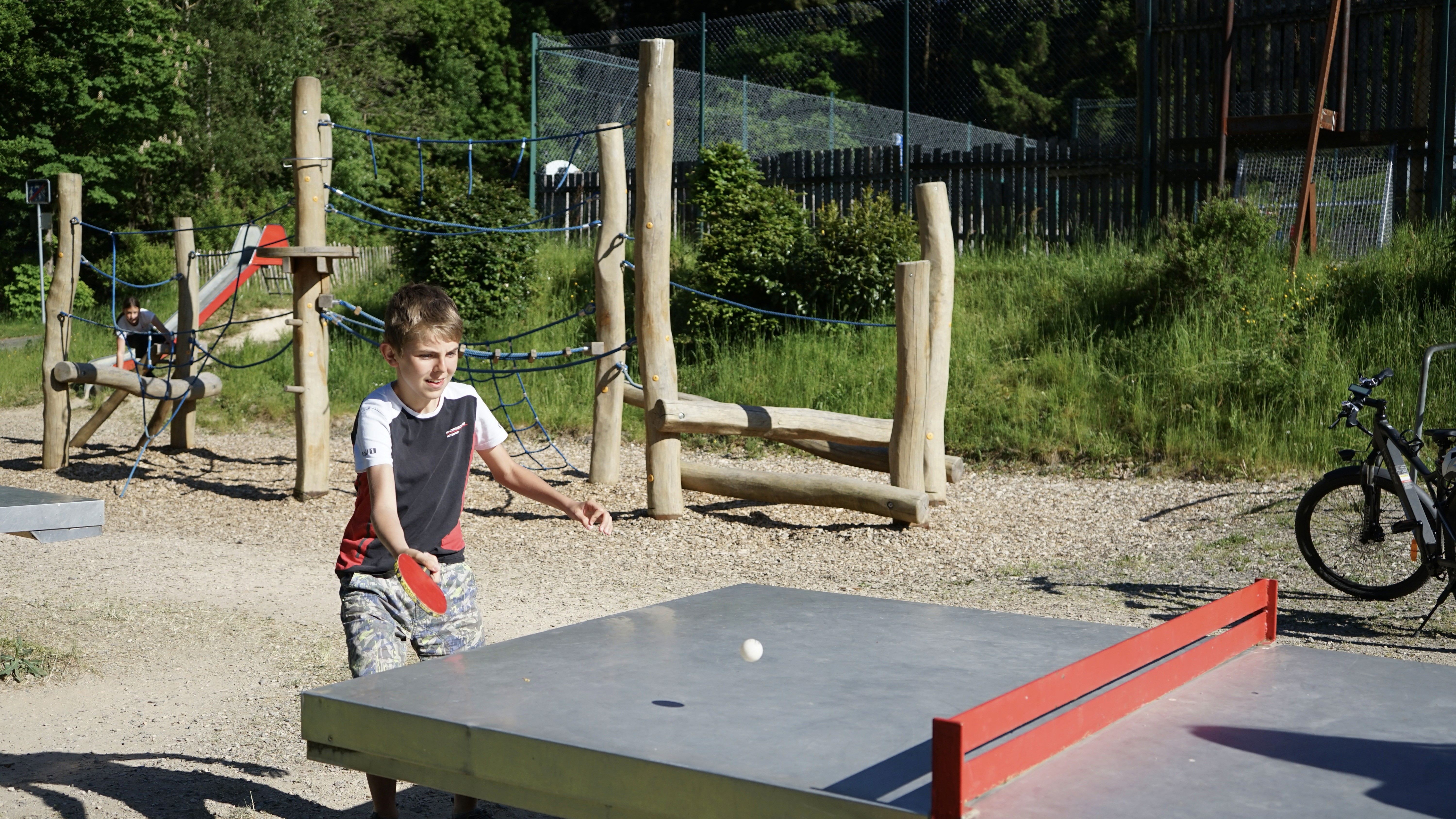 Junge beim Tischtennis sielen