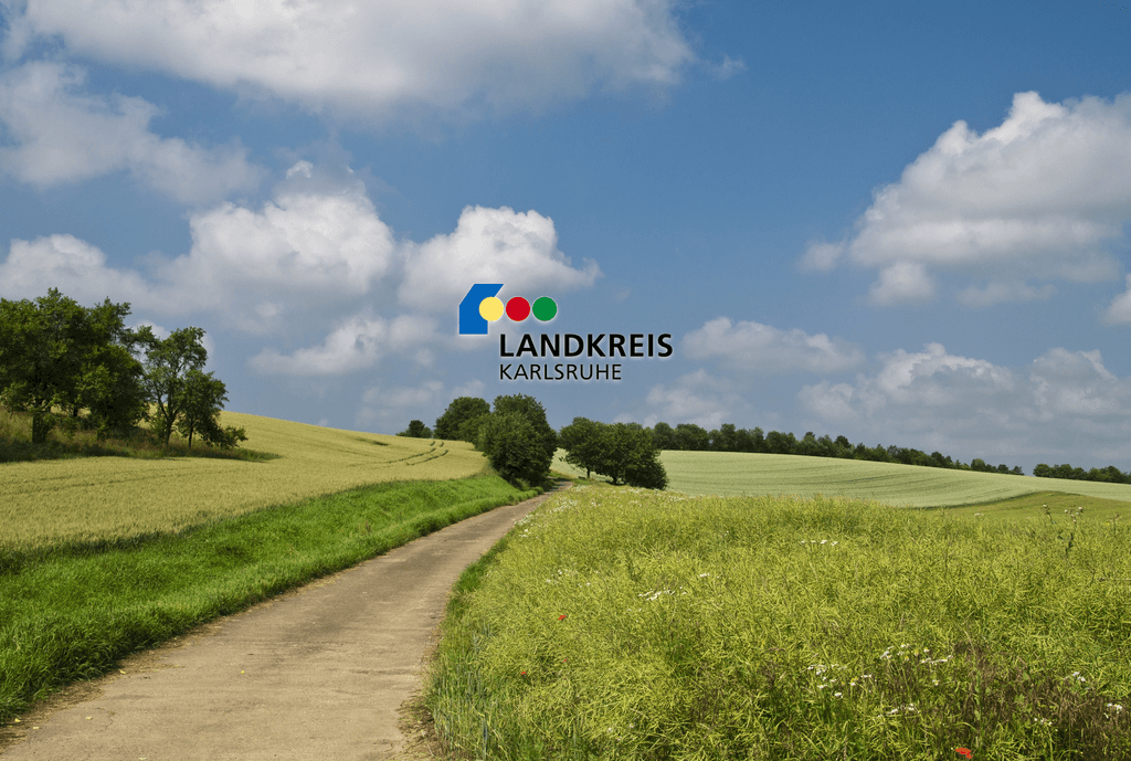 Ein schöner Spazierweg in einem Feld an einem schönen Sommertag mit Logo Landkreis Karlsruhe