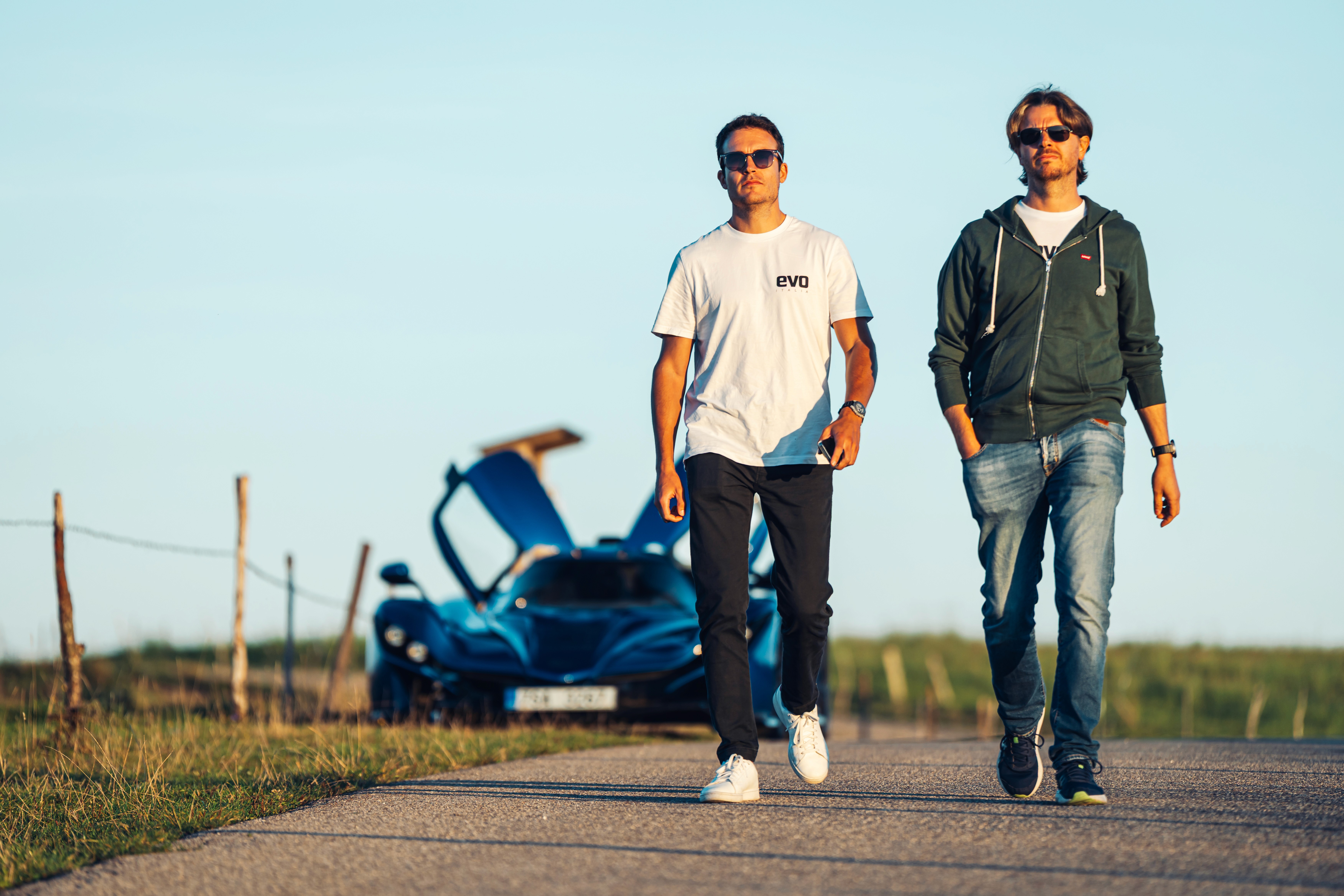 due persone camminano su strada di fronte a Praga Bohema