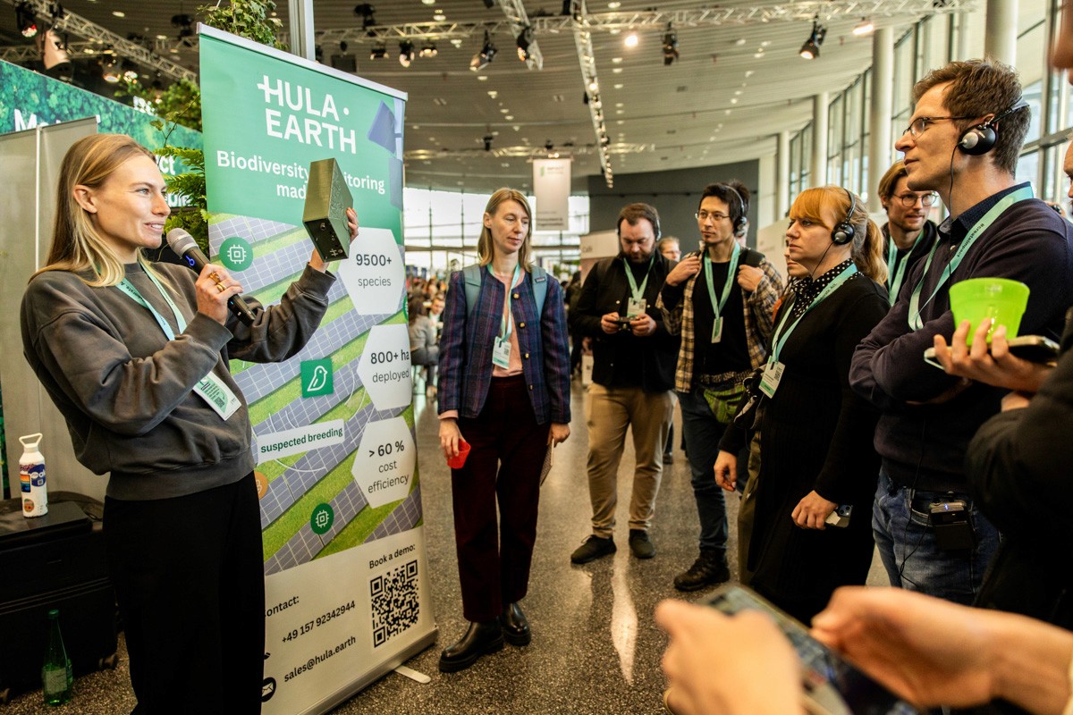 Meherer Personen sitzen auf Stühlen im Publikum