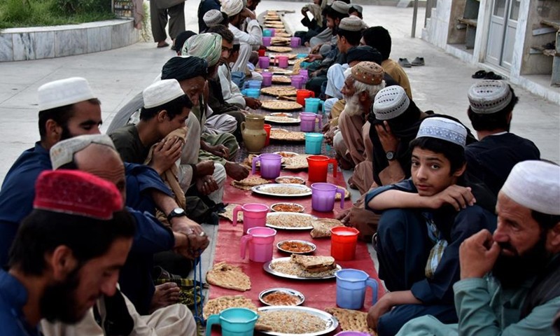 afghans waiting iftar