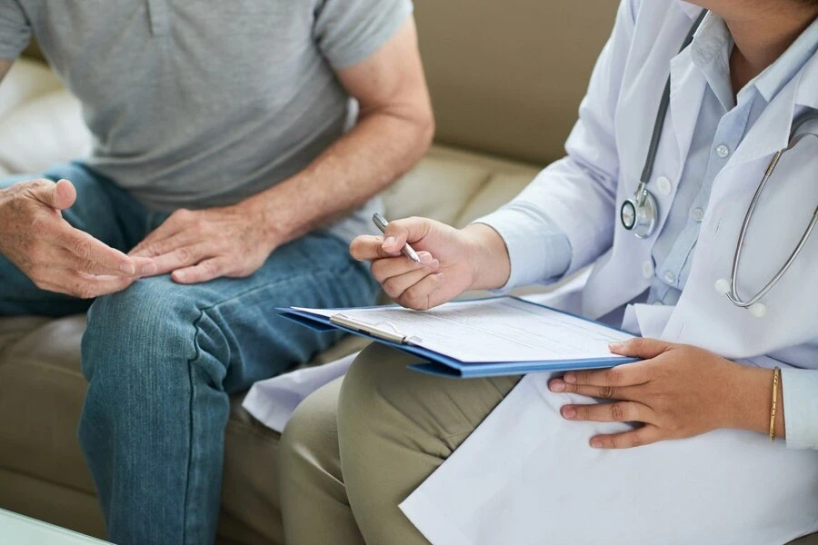 patient and doctor dissussing their medication