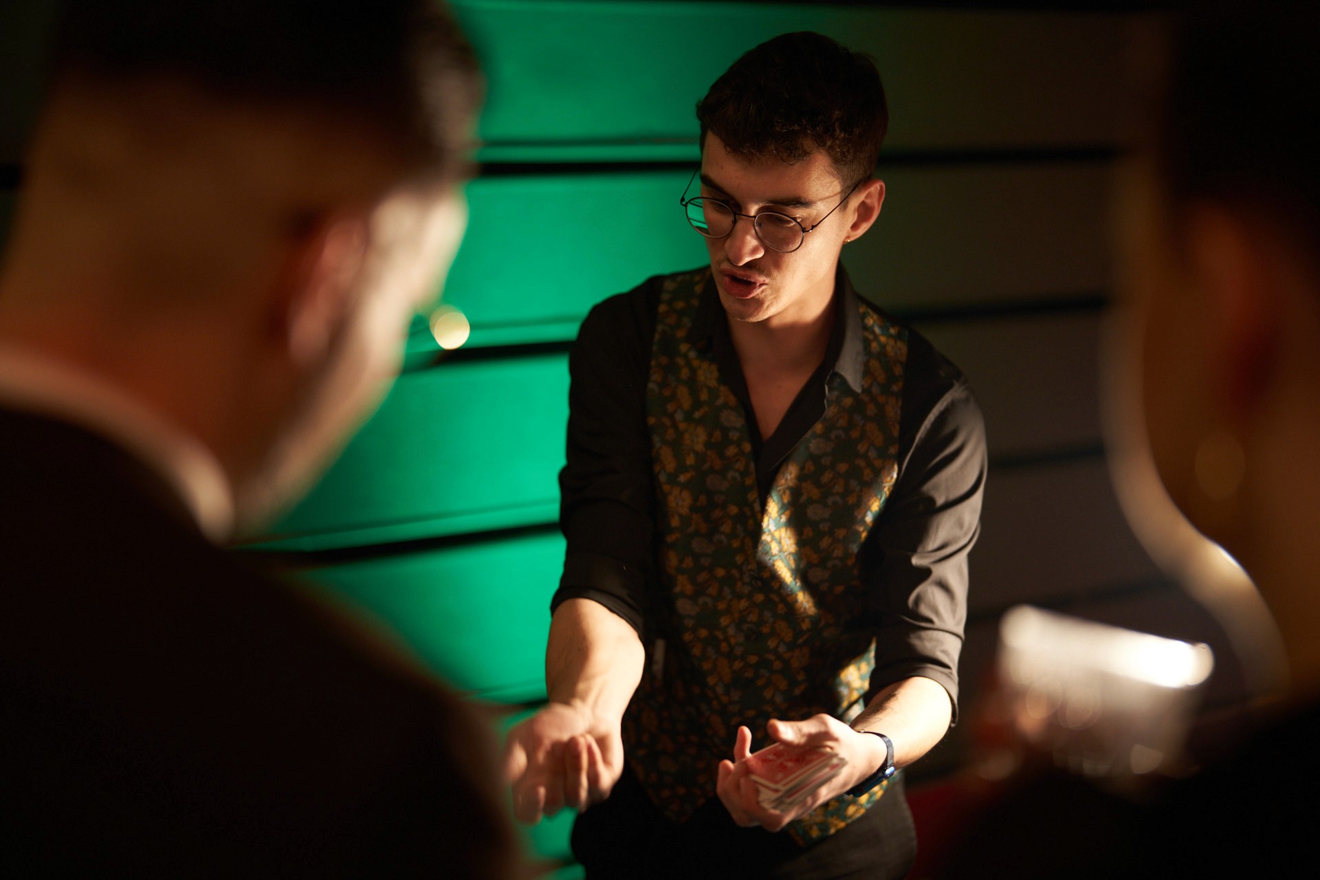 Filip Niezapomnisz iluzjonista na weselu robi pokaz dla gości