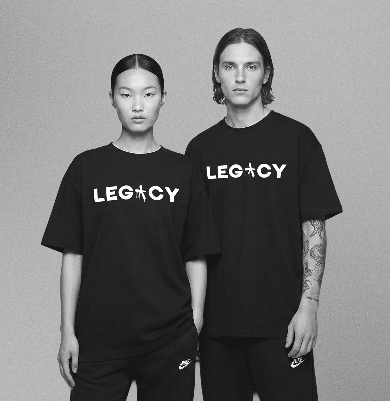 Mise en situation (mockup) du site web de Villa Wassim Marrakech, affiché sur un ordinateur portable MacBook Pro posé sur un bureau en bois clair. La page d'accueil ou une page de services met en évidence le design épuré et haut de gamme. On distingue une barre de navigation minimaliste, un bloc de texte en anglais avec une typographie script élégante ('Unforgettable memories'), et une section de services (Team Building, Anniversary, Wedding) illustrée par des miniatures de qualité. L'interface utilise une palette de couleurs sombres et neutres (bleu marine, blanc, or). Ce visuel démontre l'expertise de Nux-Studio en Web Design, conception UX/UI et développement de sites web de luxe pour le secteur hôtelier.