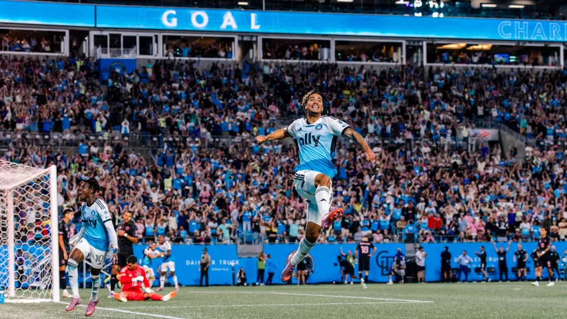 Goal celebration in soccer in front of thousands