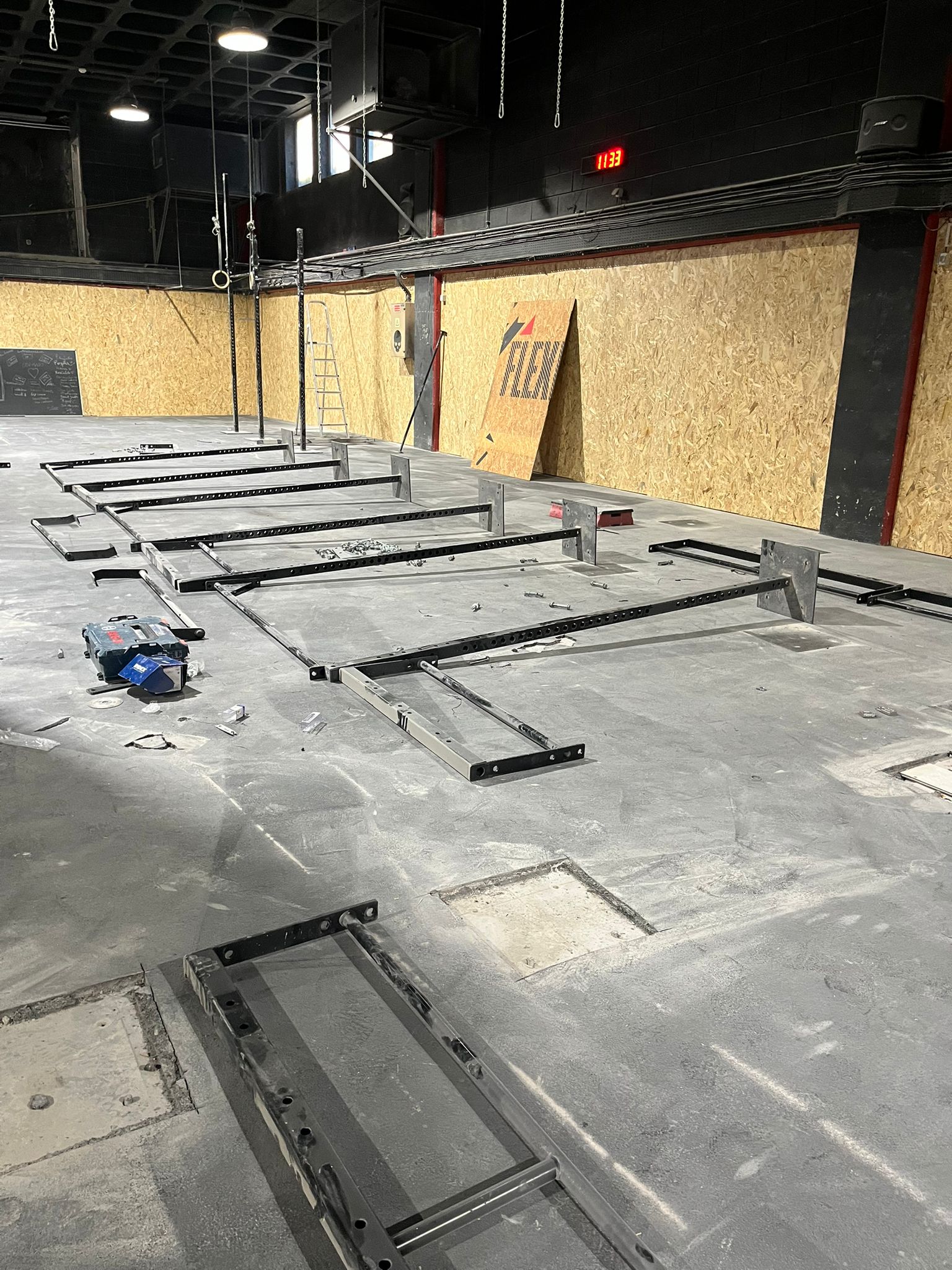 Atleta a realizar um handstand hold com a juda de outro atleta