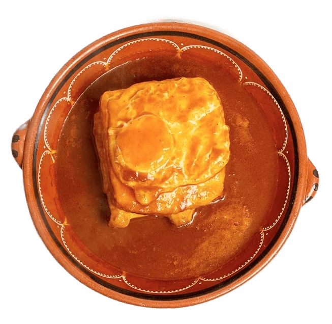 Francesinha traditionnelle du Restaurant Miragem à Pétange, Luxembourg, un plat emblématique portugais garni de viande, fromage fondu et nappé d'une sauce savoureuse.