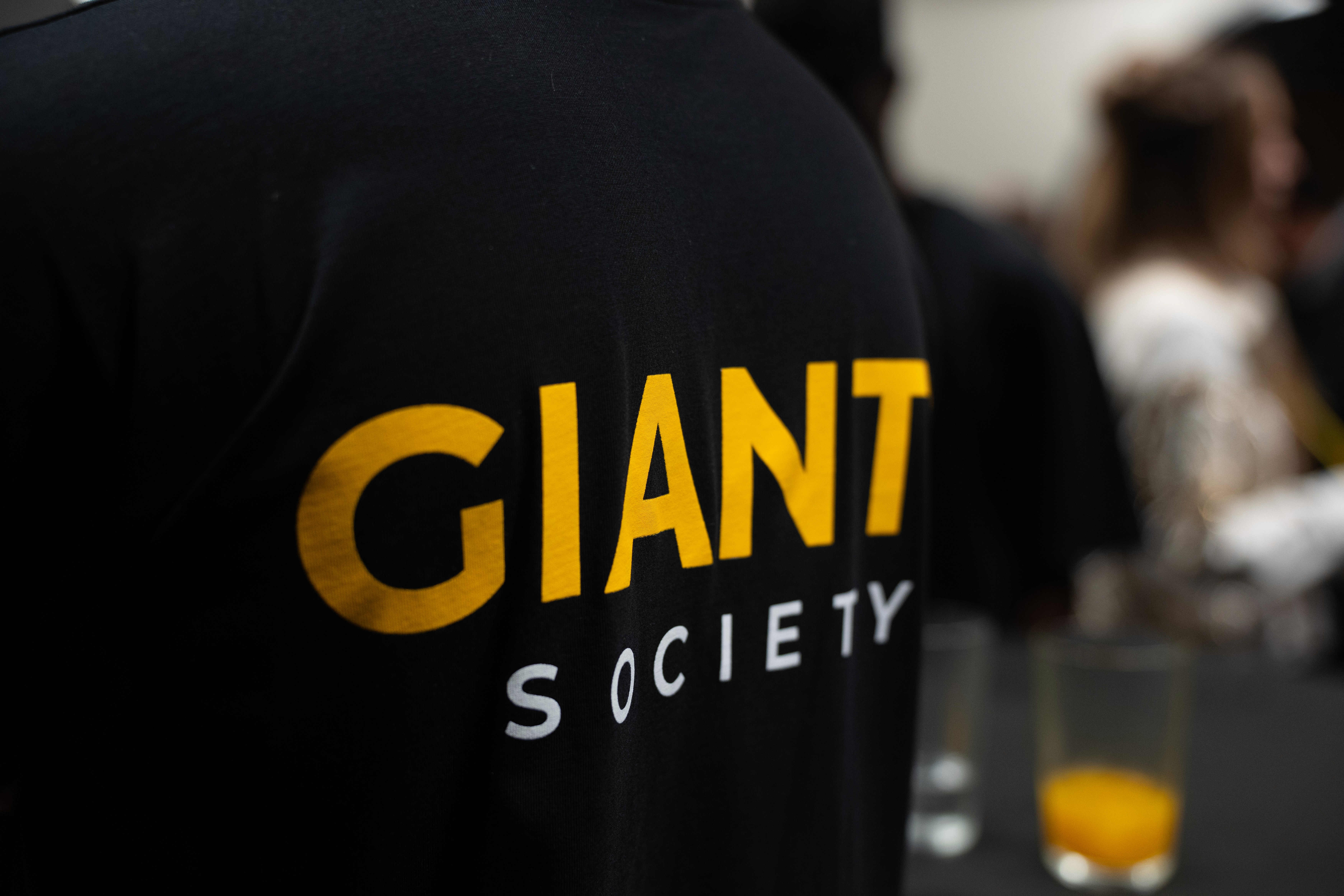 Jean-Christophe debout devant des entrepreneurs assis