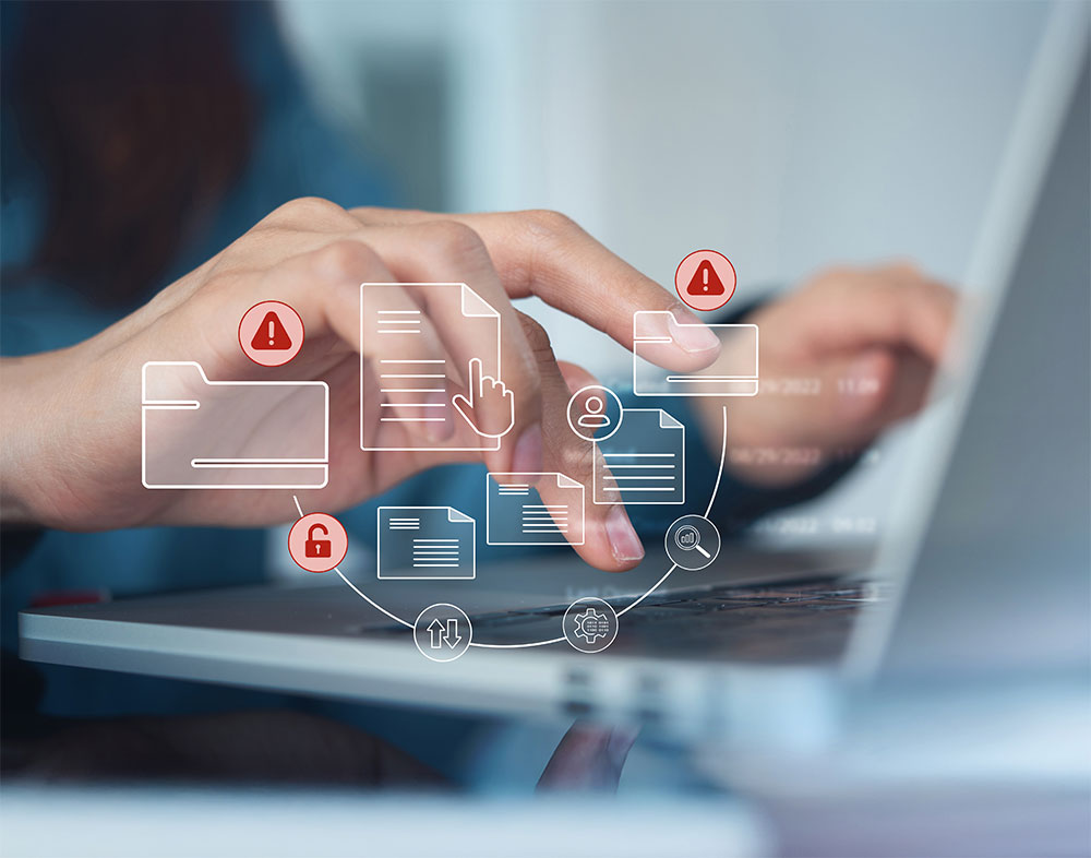 Hände tippen auf einem Laptop im Vordergrund einige Icons, die einen Dokumentenmanagement-Workflow darstellen mit Warnsymbolen