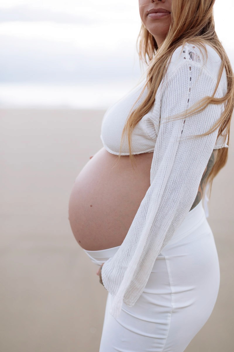 Outdoor maternity photography session on the beach in North Queensland