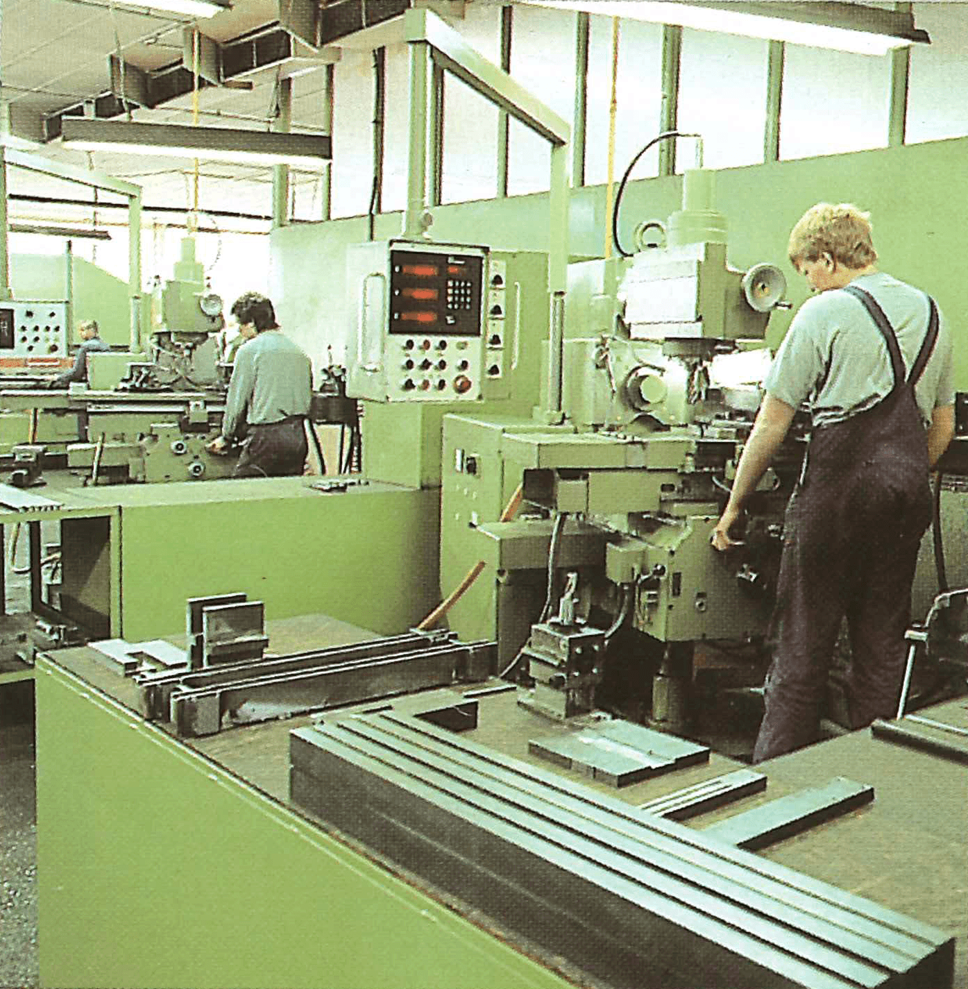 Industrie Metallbearbeitung: Arbeiter an Maschinen in Werkstatt