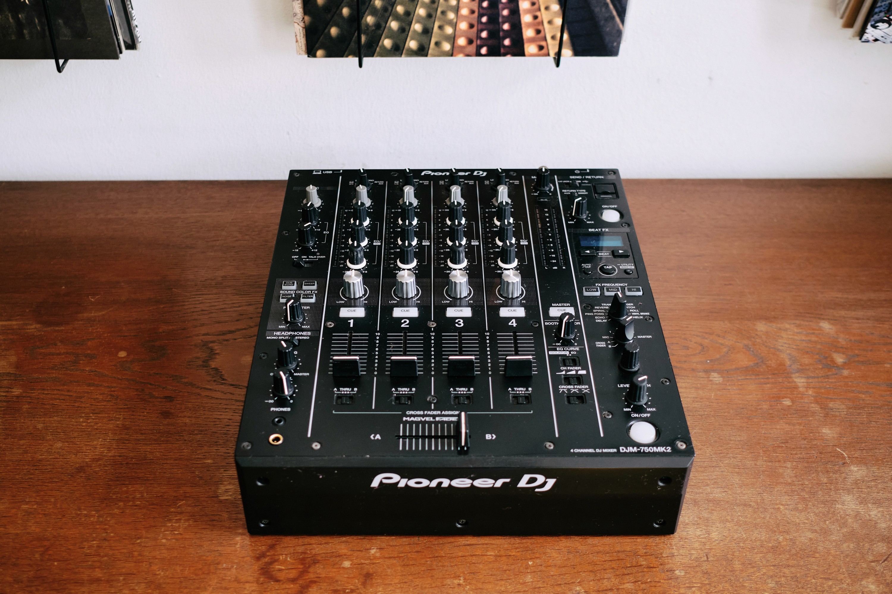 Der Pioneer DJM-750 MK2 Mixer – miete professionelle DJ-Technik mit vielseitigen Funktionen und hoher Klangqualität.