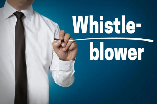 Illustrierte Figur im Business-Anzug macht Schweigegestus: Cartoon-Darstellung zum Thema Whistleblowing und vertraulicher Umgang mit sensiblen Unternehmensdaten.