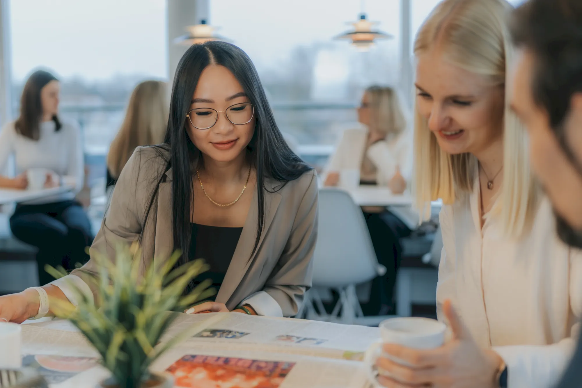 Team bei Brainstorming, Zusammenarbeit im Büro, junge Frauen und Mann am Tisch